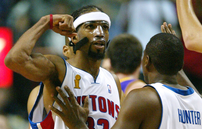 巴尔达诺批皇马球员：阿隆索能力出众，是球员们不愿跑动（巴尔达诺抨击皇马：阿隆索表现抢眼，队友不愿跑动）