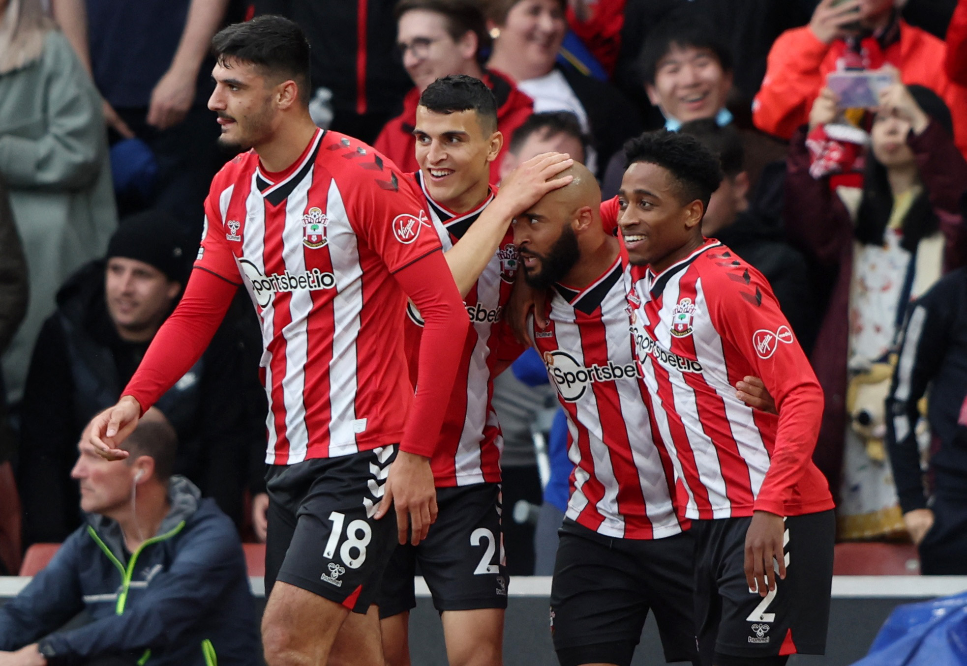 麦肯尼：没能拿下3分很遗憾；新教练带来了新的理念和活力（麦肯尼：错失三分令人惋惜，新帅注入全新理念与活力）