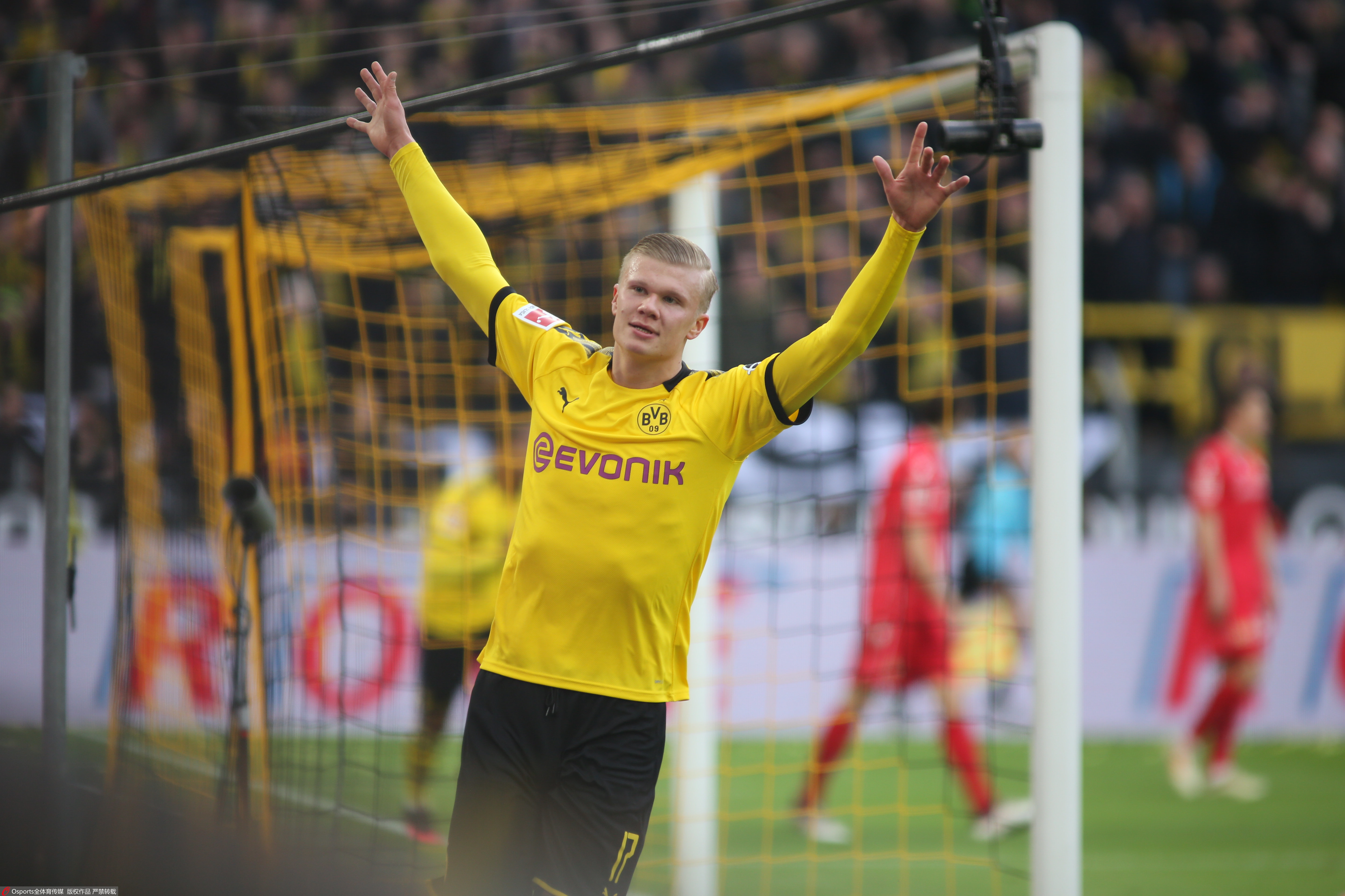 8场首发惊艳亮相！倪非凡一传进步大，但关键局仍靠老将（连续8场首发表现惊艳！倪非凡一传显著提升，关键时刻仍需老将托底）