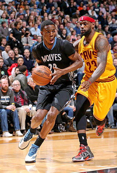 记者：曼联计划明夏每周削减一百万镑工资支出，用于引进中场（记者称曼联拟于明夏每周缩减100万英镑薪资支出，为中场引援腾出预算）