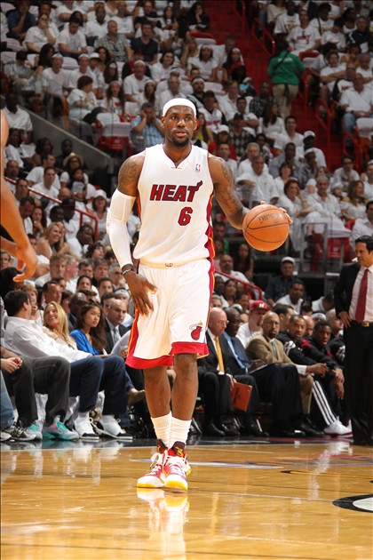 足球中超发布赛程海报，视觉效果炸裂（中超公布赛程海报，视觉冲击力爆棚）