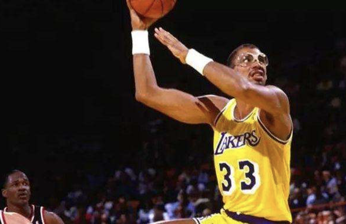 高效爆发！华盛顿第三节6中5得到12分2篮板（华盛顿第三节效率爆棚 6投5中拿下12分外加2篮板）