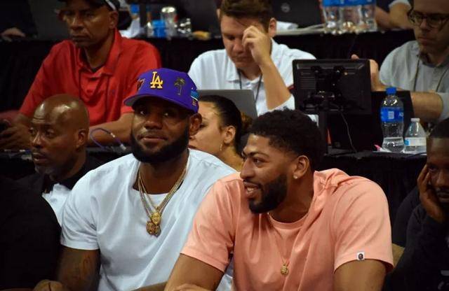 国脚单场进球助球队锁定胜利（国脚建功，球队锁定胜局）