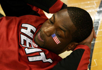 湖人全队苦练备战，官媒晒训练照（湖人全队加练备战，官媒发布训练照）