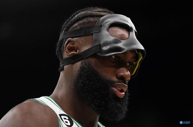 赛后众生相｜詹姆斯独自落寞离场 杜兰特兴奋难掩（赛后百态：詹姆斯孤身黯然离场，杜兰特喜形于色）