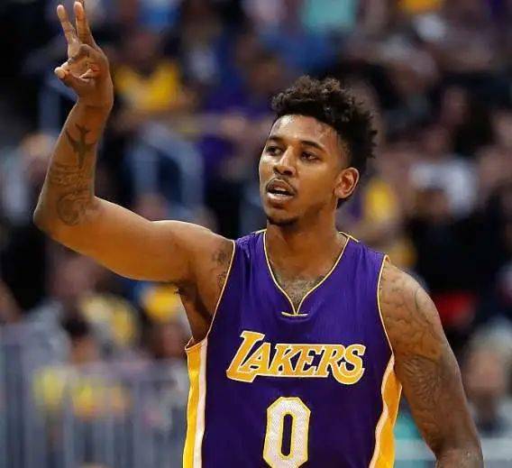 稳定发挥！杰伦威半场6中4拿到11分4助攻1抢断（稳健输出！杰伦威半场6投4中砍下11分4助攻1抢断）