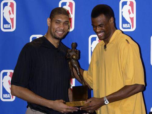 NBA最佳阵容公布：詹姆斯入选,（NBA最佳阵容出炉，詹姆斯上榜）