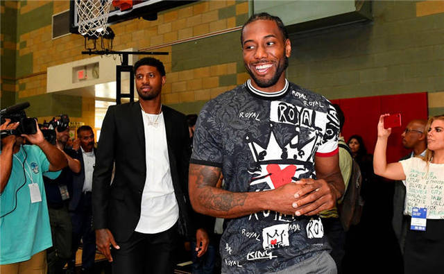 太阳主帅：狄龙是球队的火种，谢天谢地他今晚没被罚下（太阳队主教练：狄龙是全队的激情源泉，万幸他今晚没被驱逐出场）