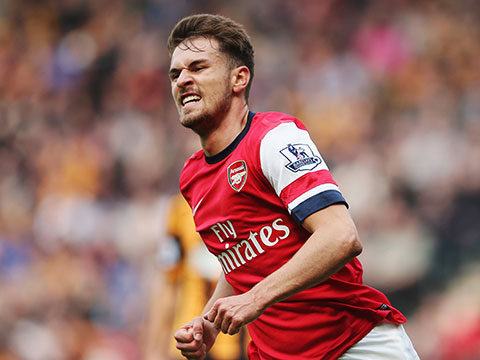 中足联颁奖：申花外租广西球员费尔南多当选中乙赛季最佳球员（中足联年度评选：申花外租至广西的费尔南多当选中乙最佳球员）