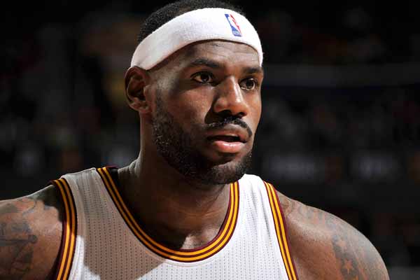 姆巴佩西甲第15轮狂轰3球，助皇马3-0胜毕巴，状态惊人，成为当世足坛第一人。（西甲第15轮，姆巴佩帽子戏法助皇马3-0毕巴，状态惊艳，直指当今足坛第一人）