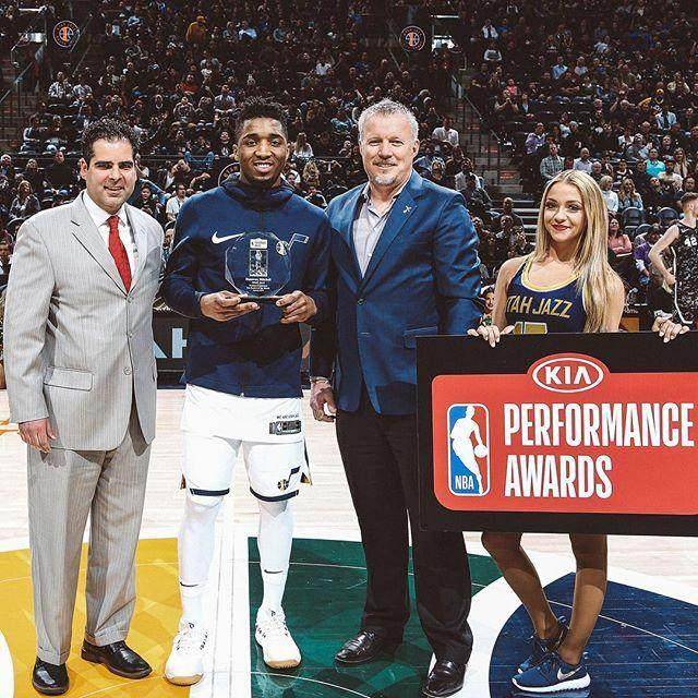 杨晨对话施拉普纳：中国球员不该只为钱踢球，留洋从乙级开始（杨晨与施拉普纳谈中国球员：别只为钱踢球，留洋应从乙级起步）