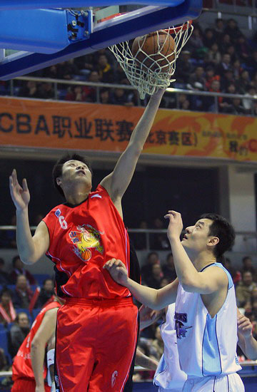 他抬头看了一眼记分牌，笑了（目光掠过记分牌，他笑了）